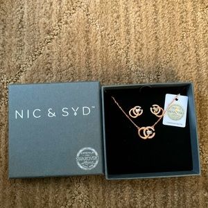 Beautiful set of Nic & Syd in the color rose gold